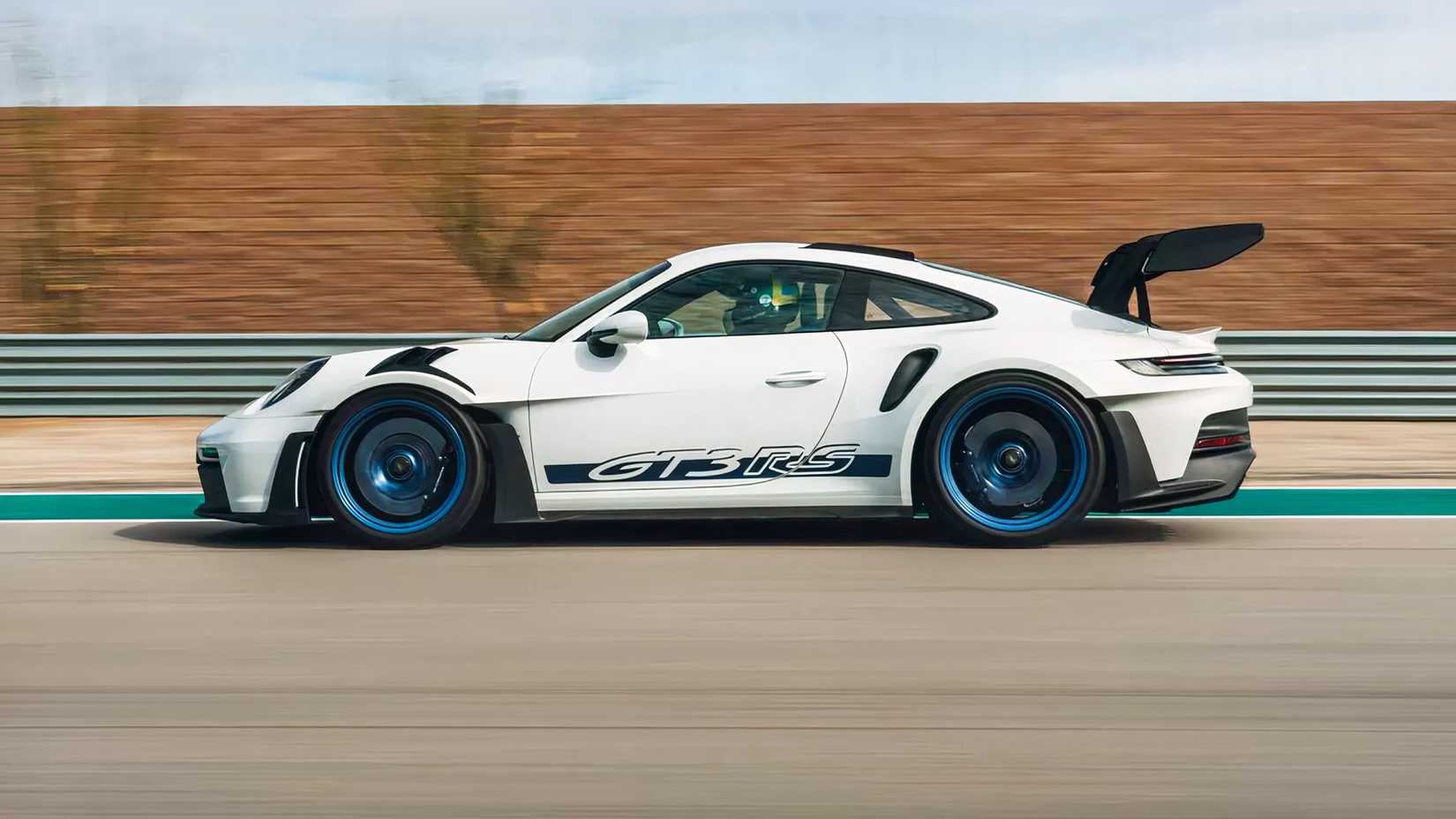 2025 Porsche 911 GT3 RS em branco sendo conduzido em uma pista