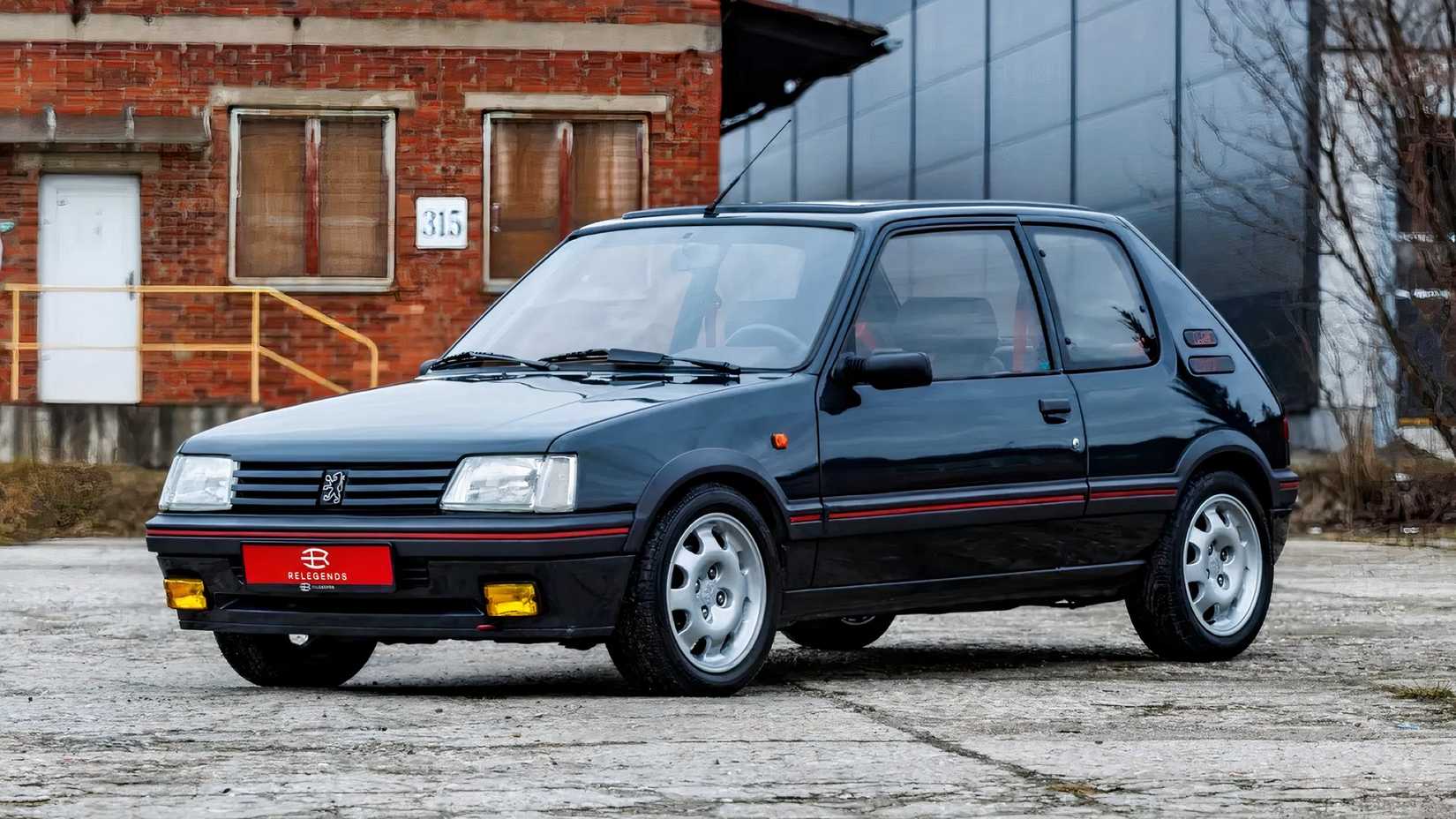 1989 Peugeot 205 GTi 1.9 em azul estacionado