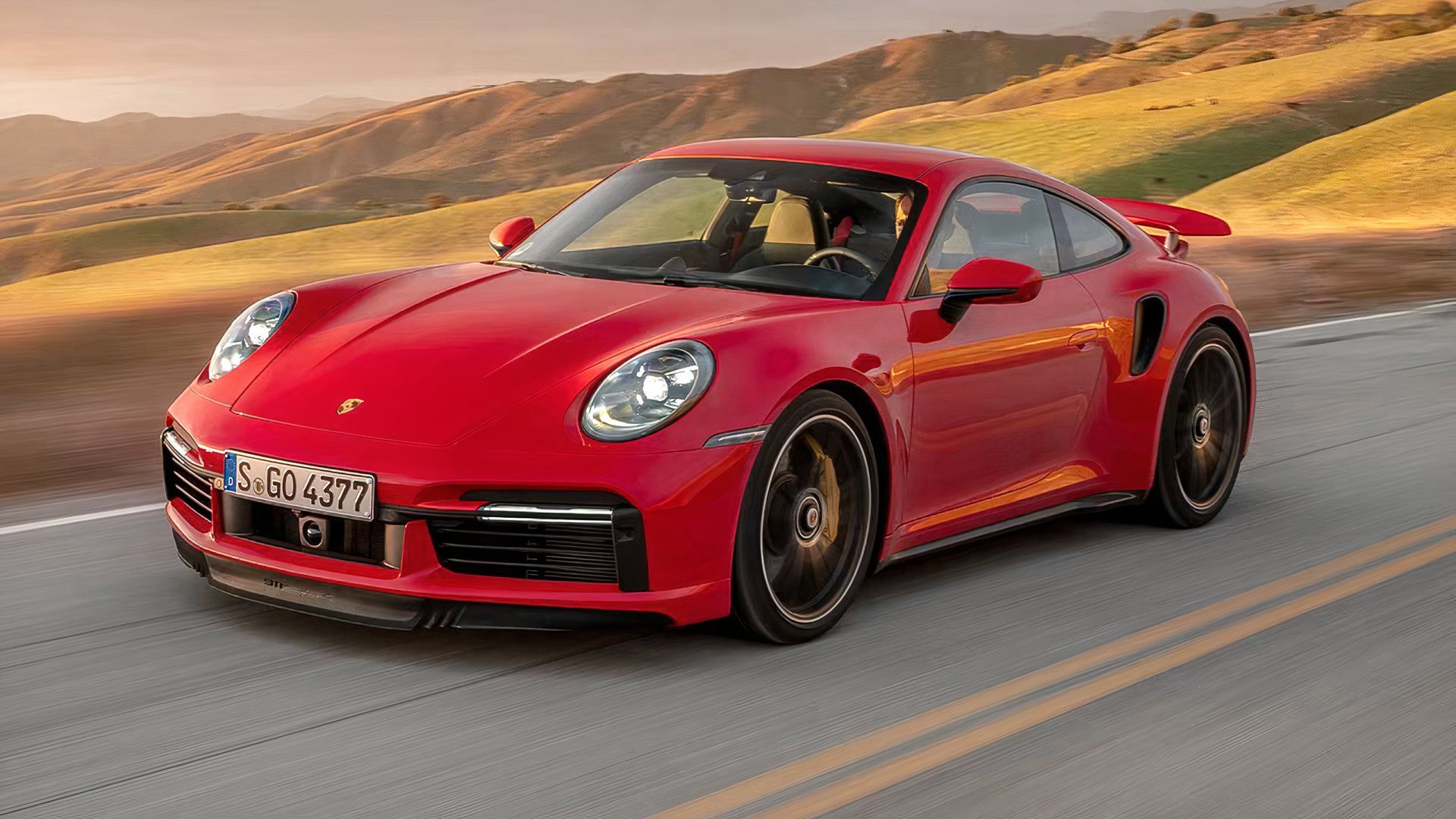 2025 Porsche 911 Turbo S em vermelho sendo dirigido