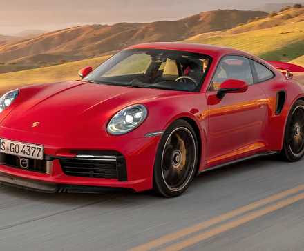 2025 Porsche 911 Turbo S em vermelho sendo dirigido