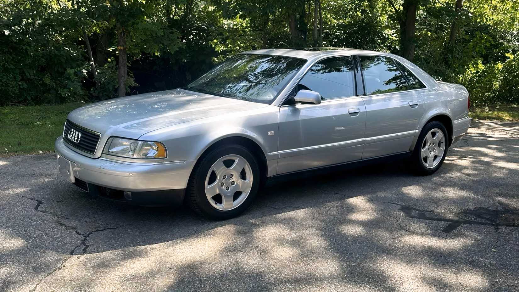2002 Audi A8 4.2 em prata estacionado
