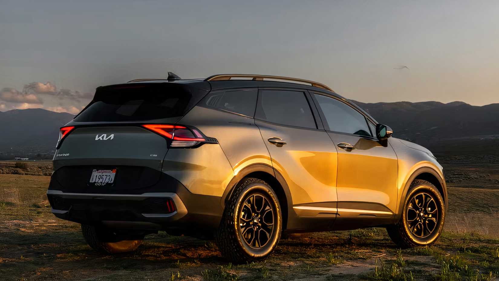 2025 Kia Sportage in green parked