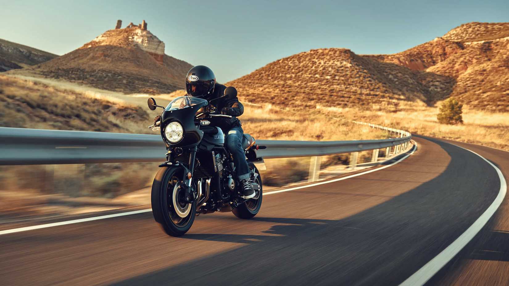Kawasaki Z900RS Café percorreu uma estrada vazia pelo deserto ao amanhecer