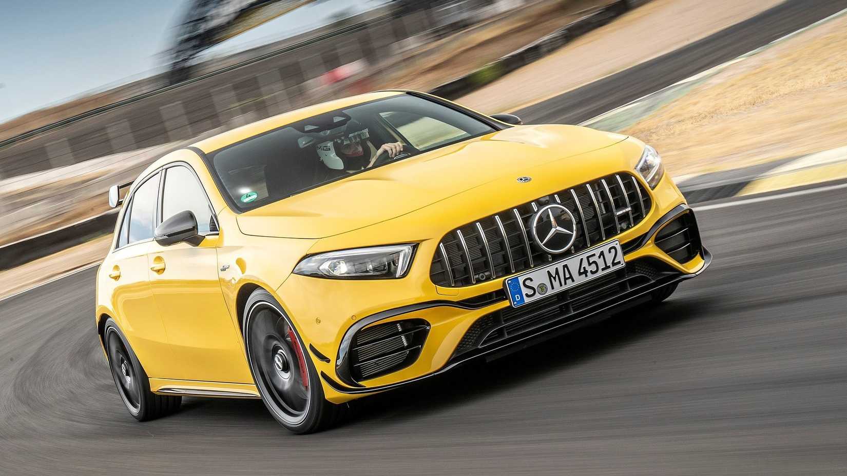 Mercedes-AMG A45 S 4Matic+ em curva amarela numa pista de corridas