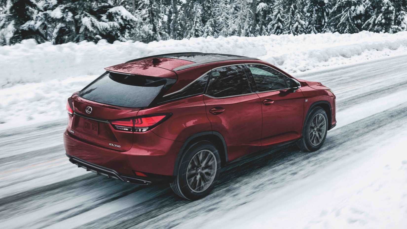 Foto traseira 3/4 de um Lexus RX 350 2021 dirigindo na neve