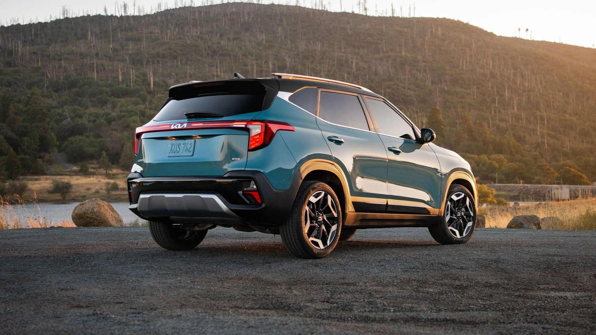 2026 Kia Seltos rear third quarter view