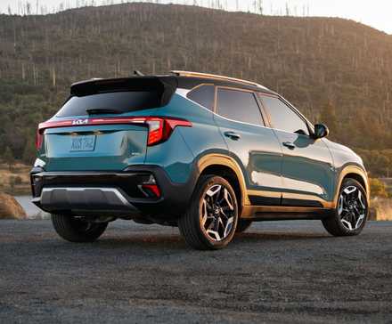 2026 Kia Seltos rear third quarter view