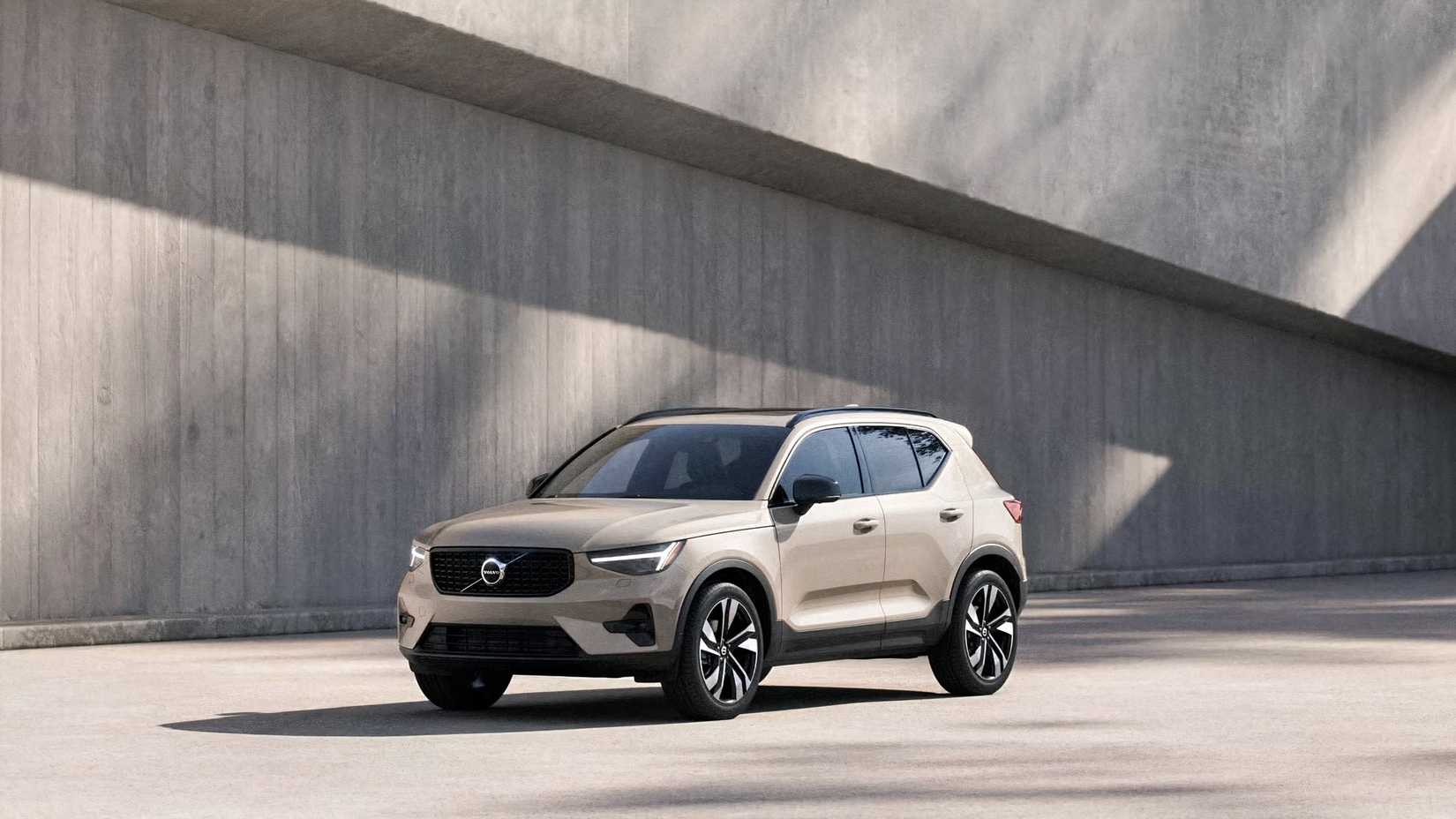 2025 Volvo XC40, front 3.4