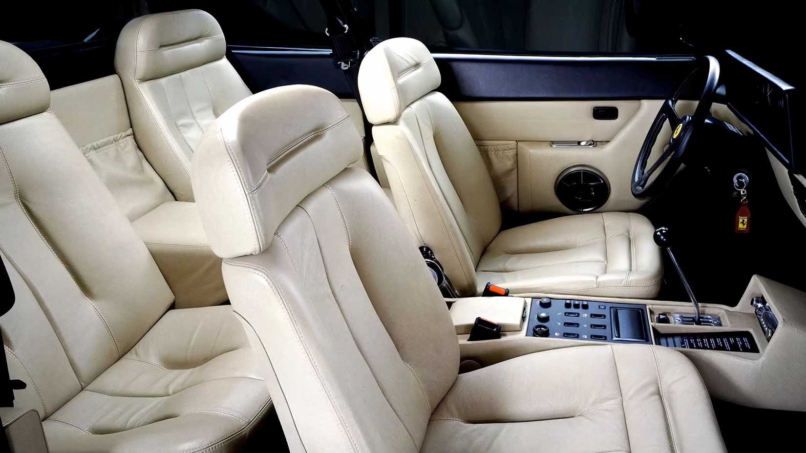 Ferrari Mondial QV, interior shot