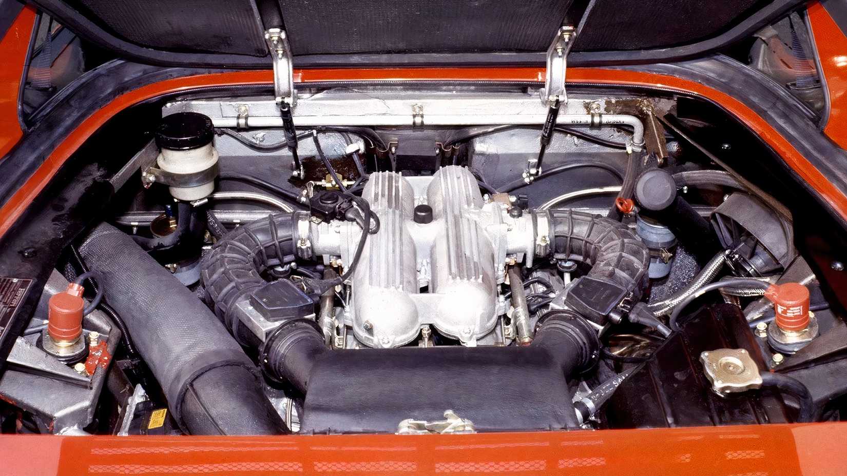 Ferrari Mondial t, engine bay