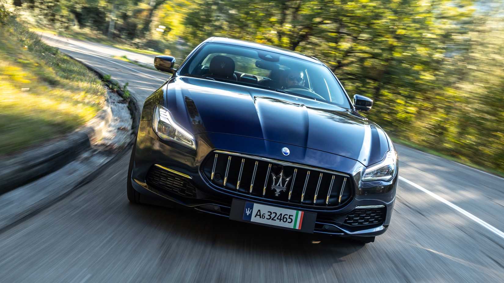 Foto cinematográfica do painel frontal do Maserati Quattroporte 2020