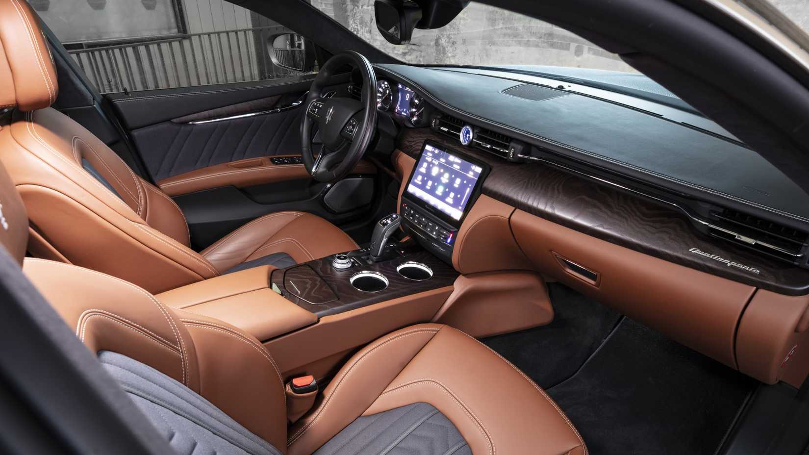 2020 Maserati Quattroporte interior