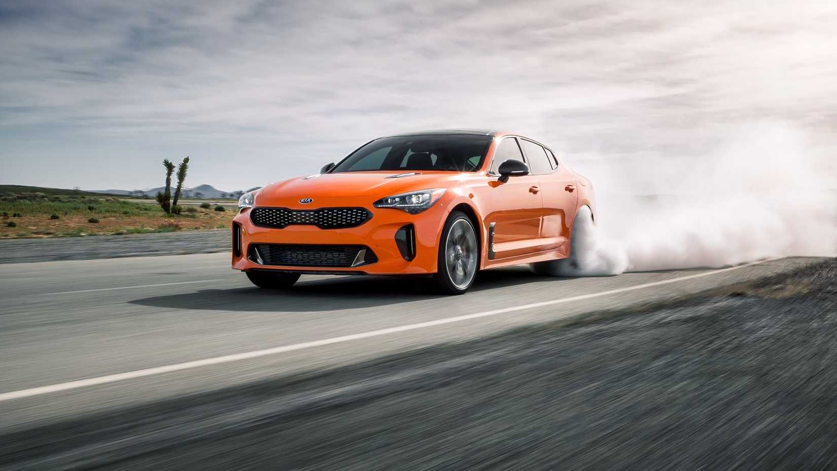 2019 Kia Stinger GTS em laranja sendo dirigido