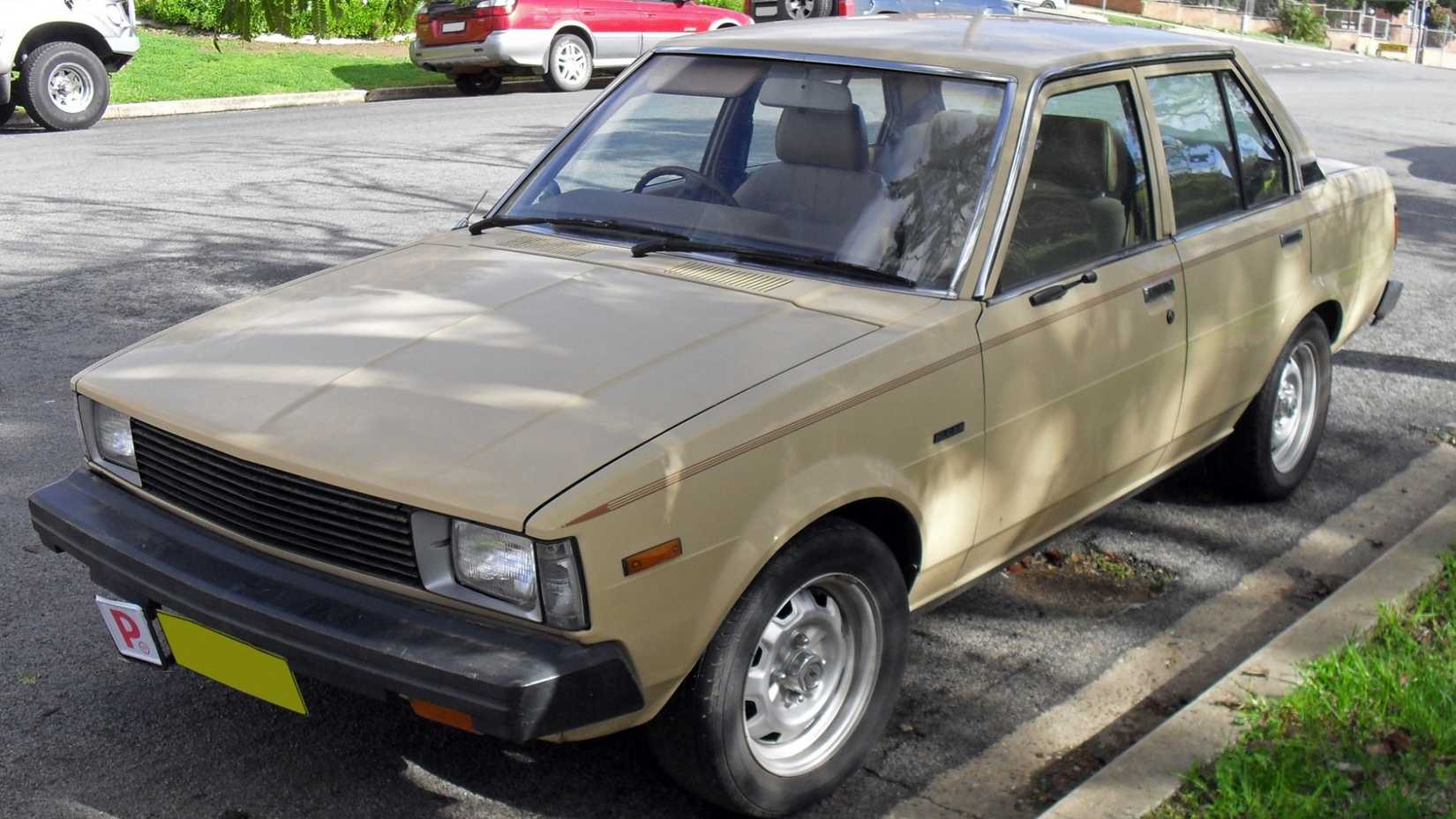 1982-1983_Toyota_Corolla_(KE70)_CS_sedan