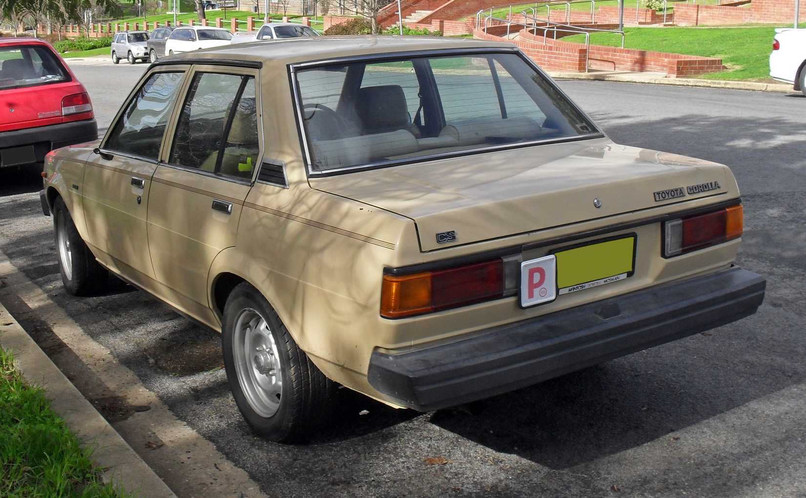 1982-1983_Toyota_Corolla_(KE70)_CS_sedan_01