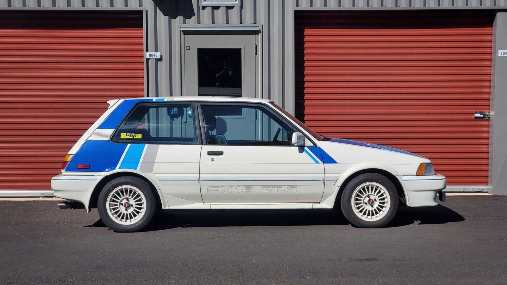 Perfil lateral do Toyota Corolla hatch FX16 GT-S 1987