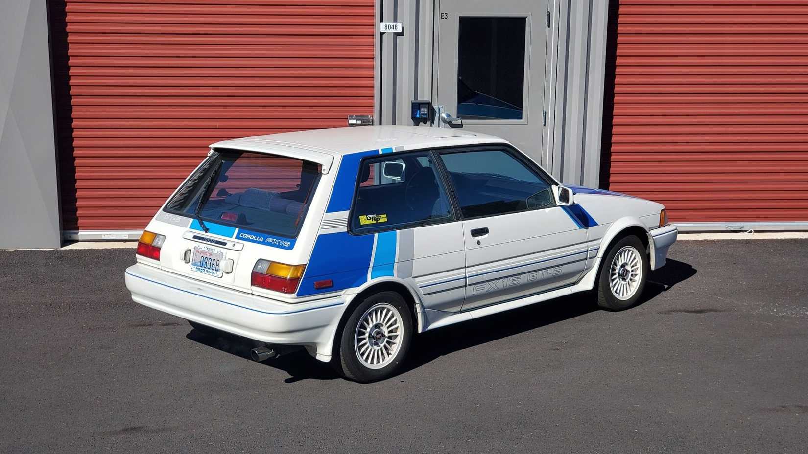 Vista traseira do terceiro trimestre do Toyota Corolla hatch FX16 GT-S 1987