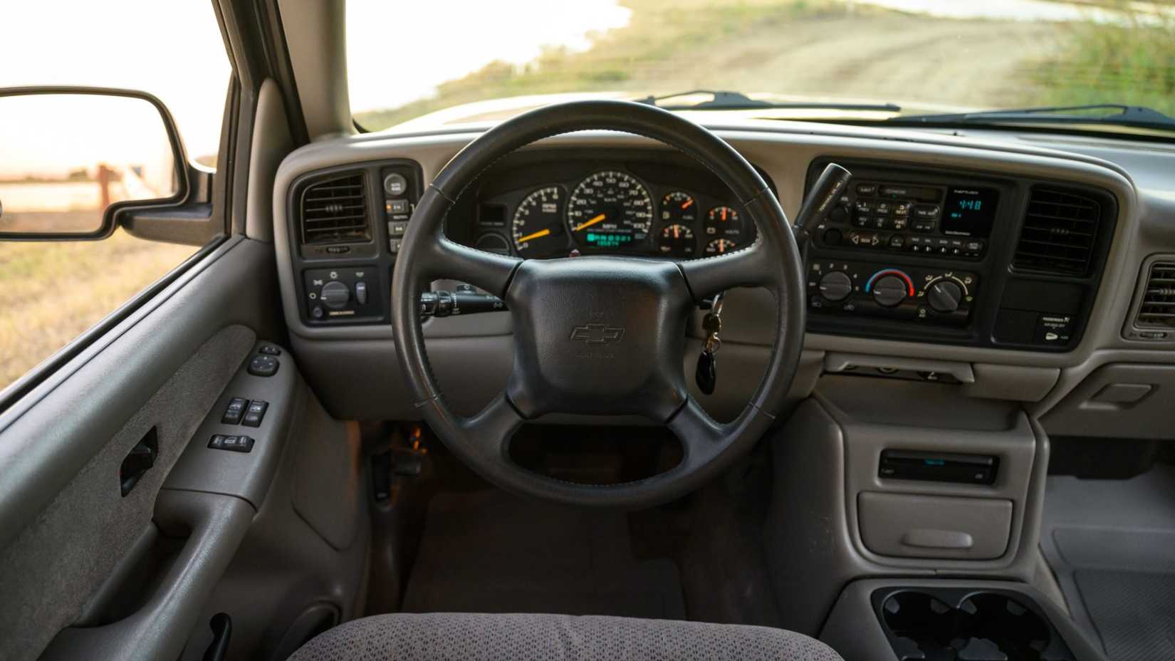 1999 Chevrolet Silverado 1500 LS Extended Cab Z71 4×4 cockpit view