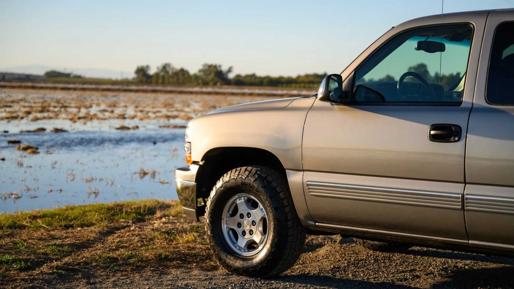 1999 Chevrolet Silverado 1500 LS Extended Cab Z71 4×4 cinematic shot
