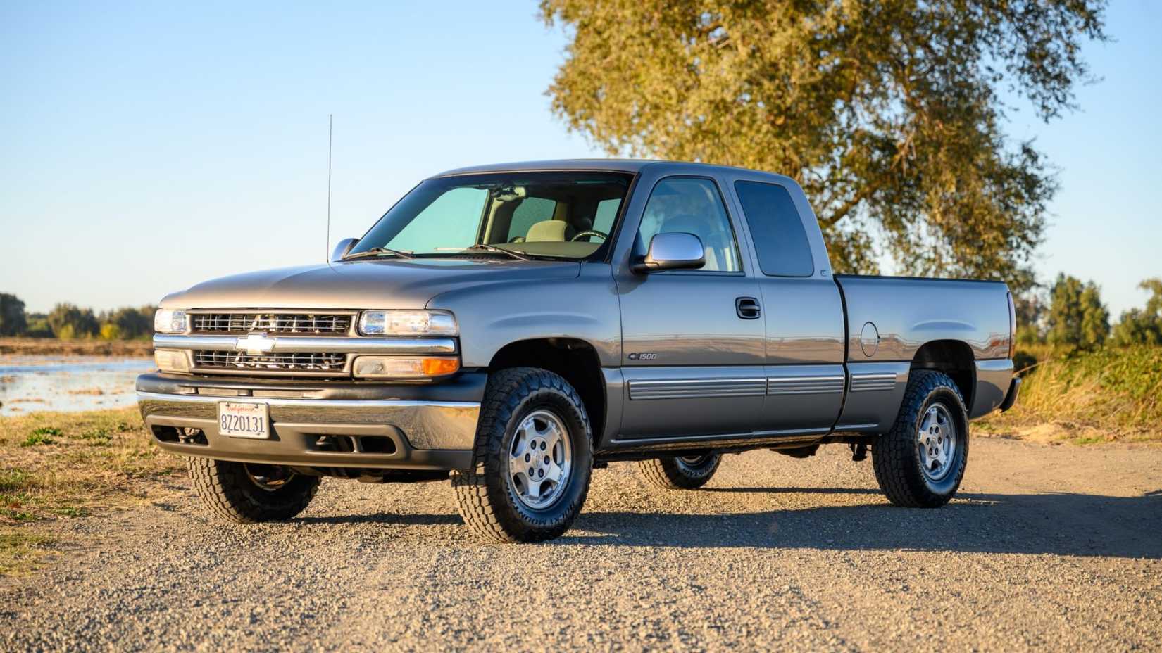 1999 Chevrolet Silverado 1500 LS Extended Cab Z71 4×4 front third quarter view