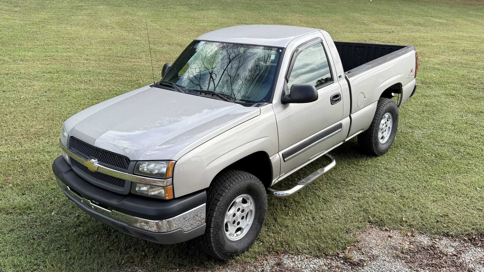 2004 Chevrolet Silverado 1500 front third quarter ariel view