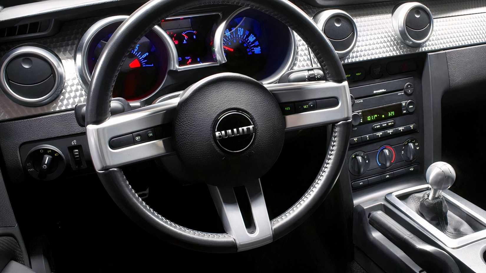 Foto do interior do Ford Mustang Bullitt 2008