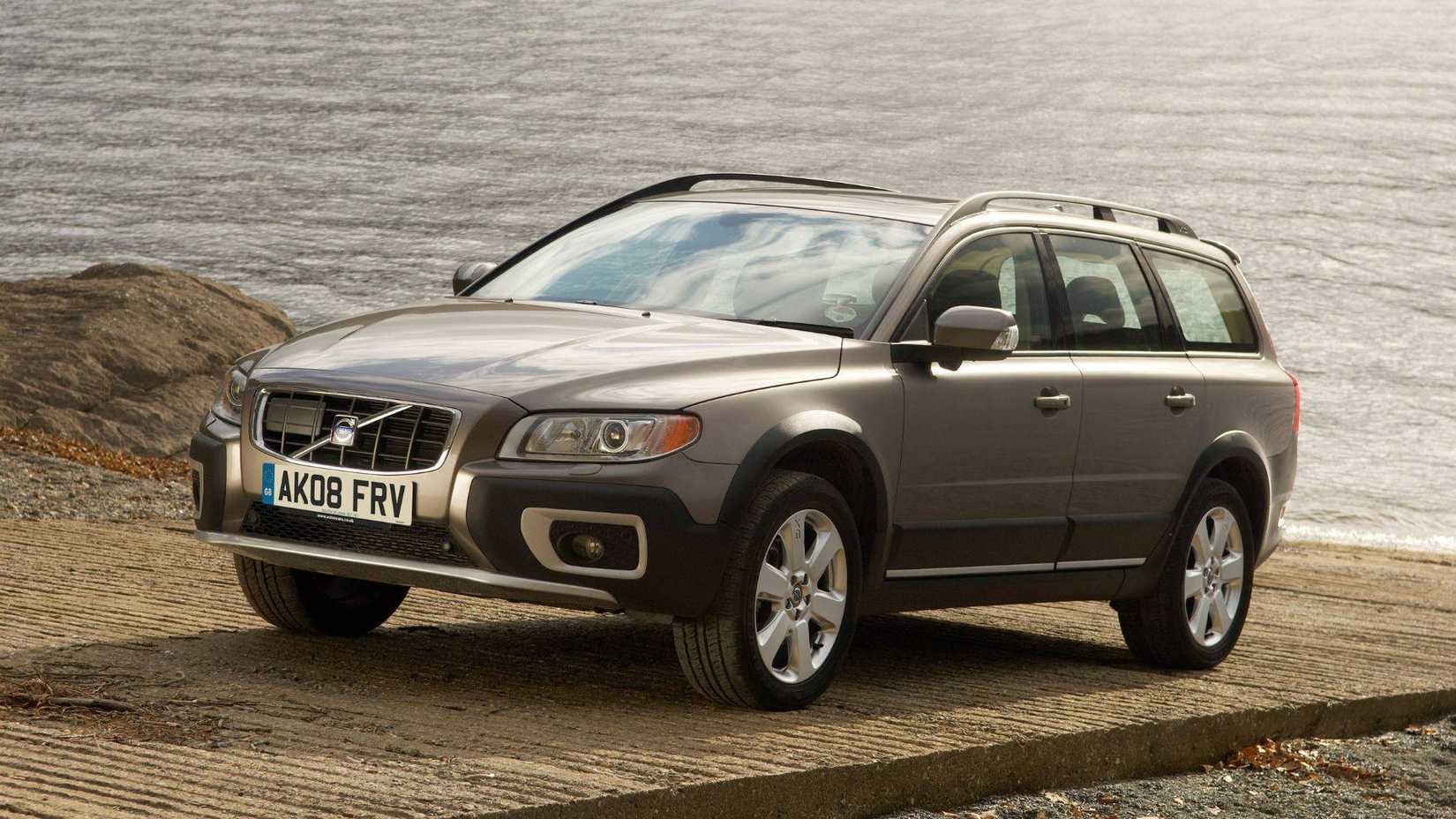 2008 Volvo XC70 front third quarter view