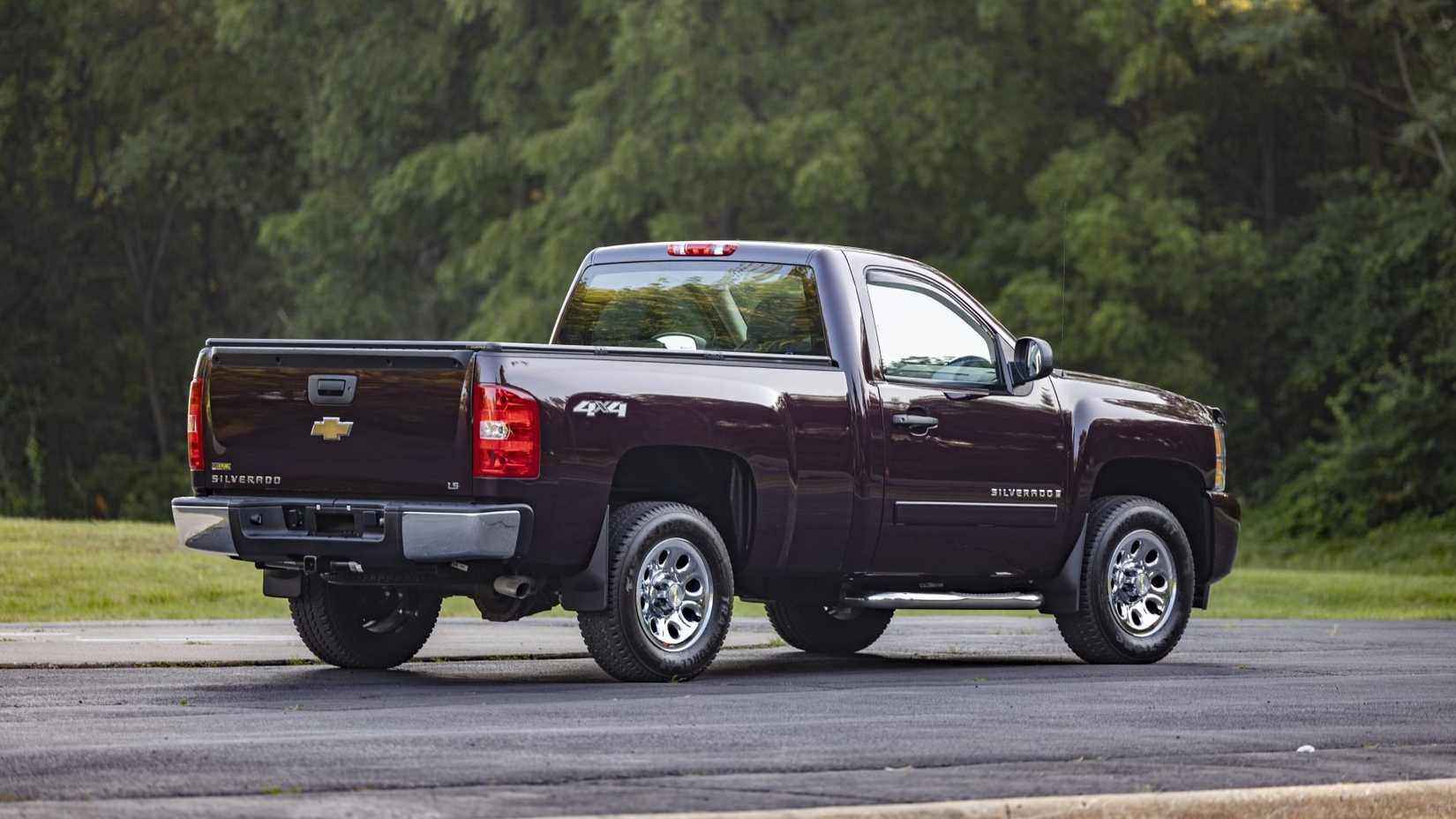 2009 Chevrolet Silverado 1500 WT 4×4 rear third quarter view