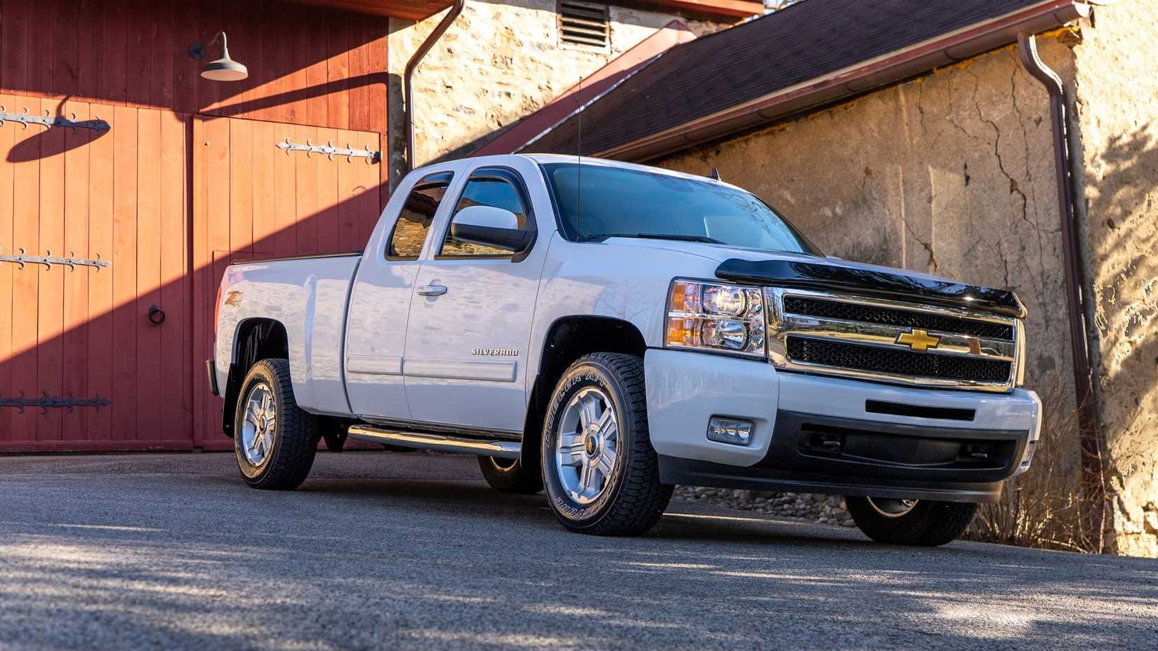 2010 Chevrolet Silverado 1500 LTZ 4×4 front third quarter view