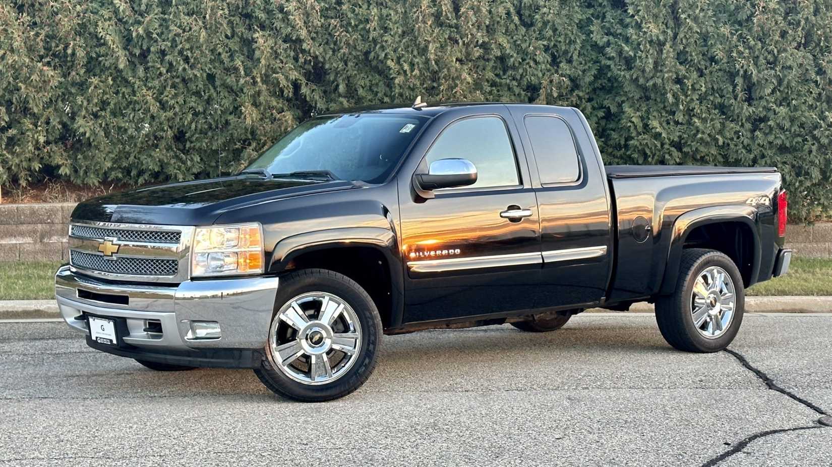 2012 Chevrolet Silverado 1500 LT Extended Cab 4×4 front third quarter view