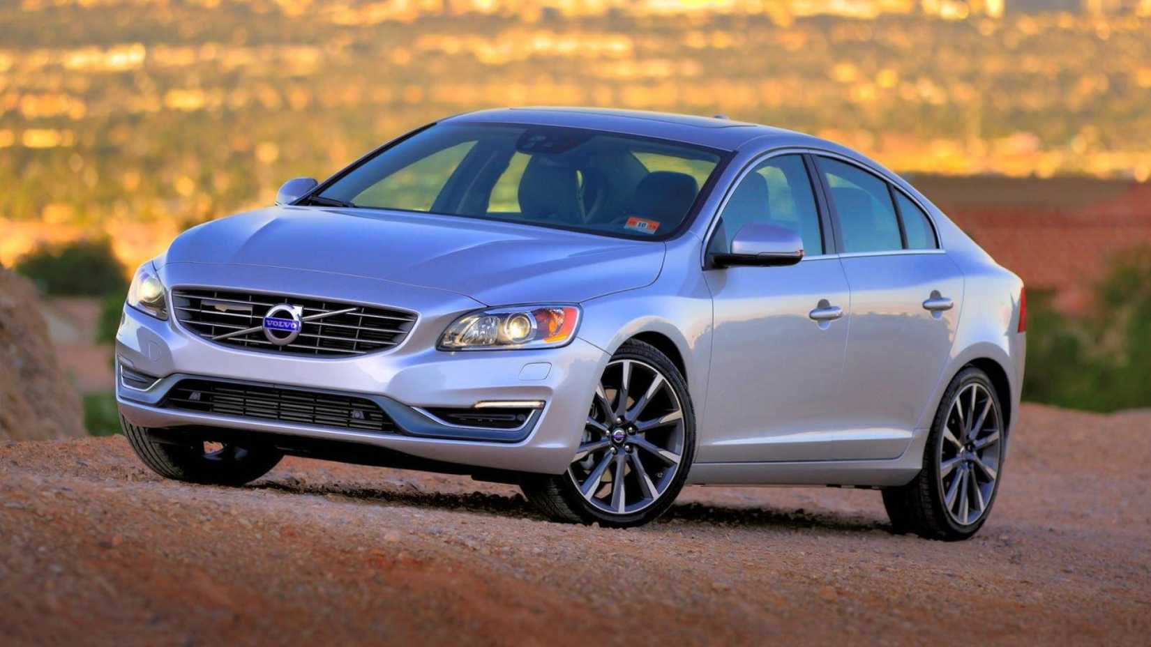 2016 Volvo S60 front third quarter view