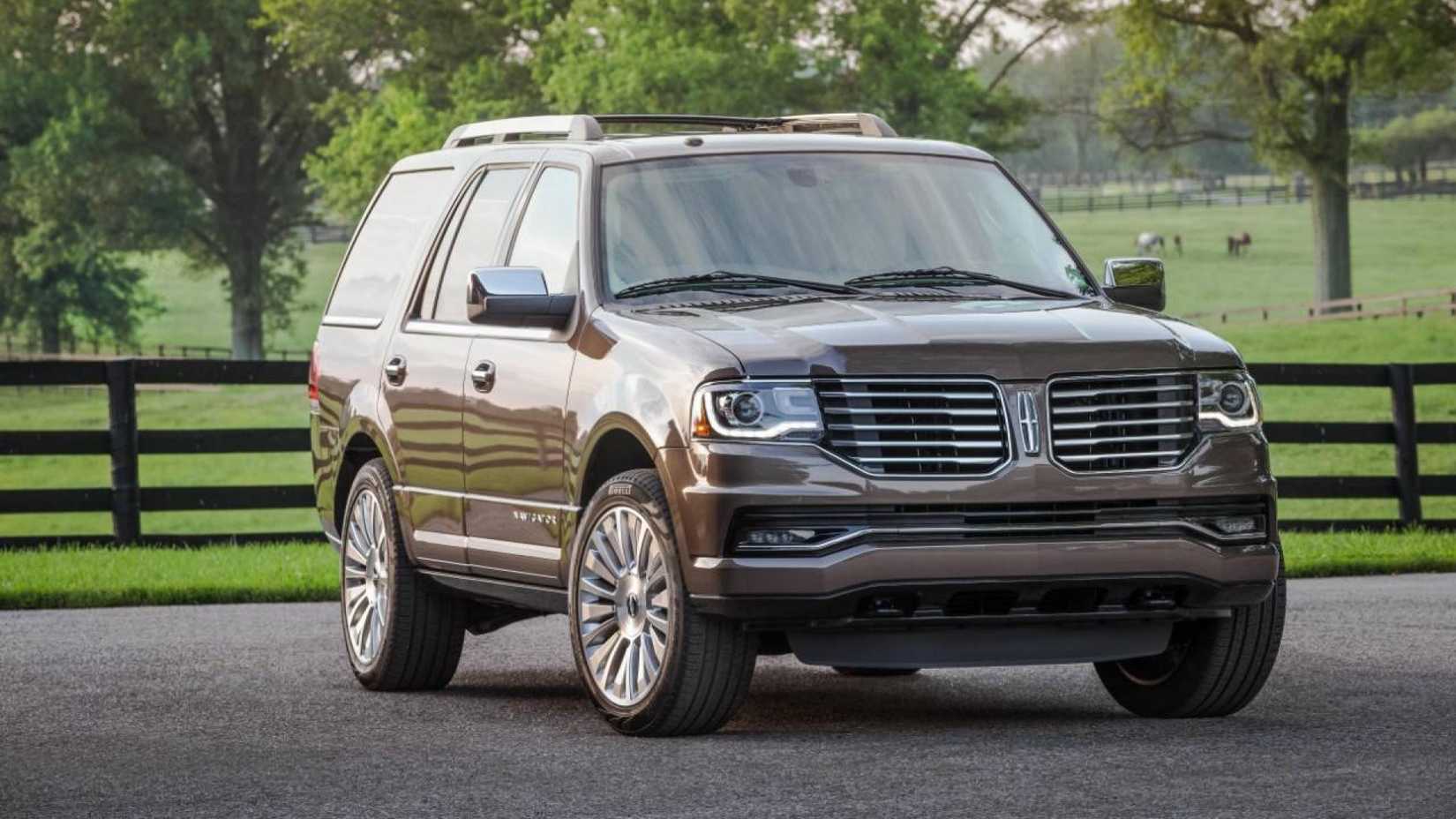 2017 Lincoln Navigator front third quarter view