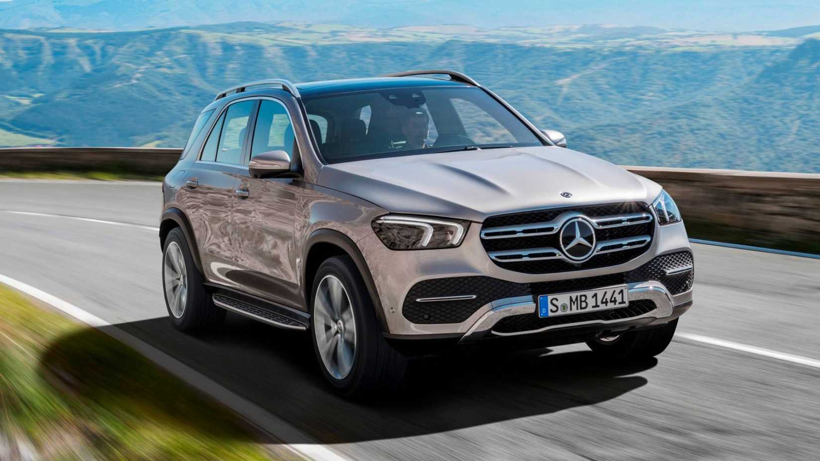 2021 Mercedes-Benz GLE-Class SUV accelerating front third quarter view