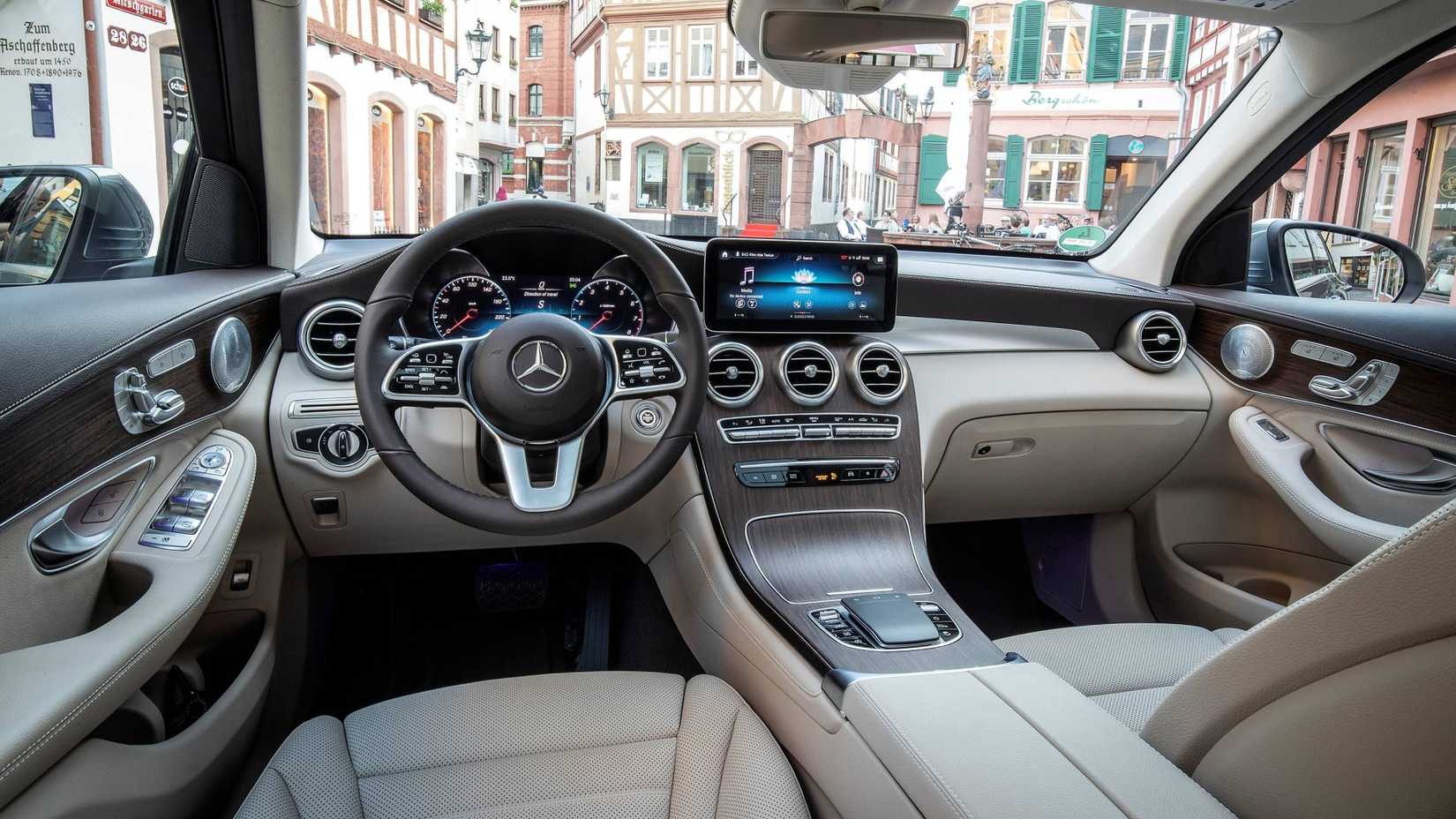 2022 Mercedes-Benz GLC interior