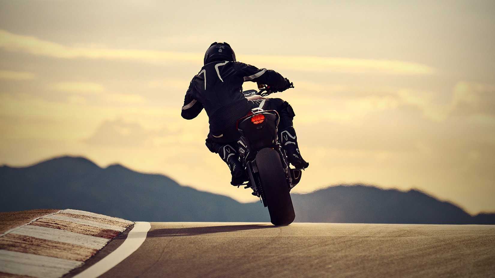 2024 Triumph Street Triple RS Wheelie Vista Traseira