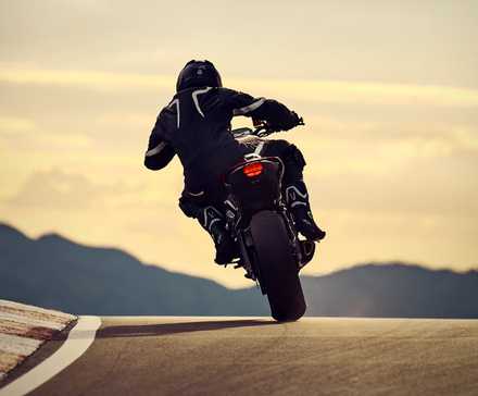 2024 Triumph Street Triple RS Wheelie Vista Traseira