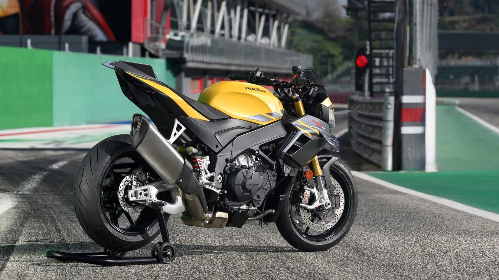 2025 Aprilia Tuono V4 traseiro terceiro quarto