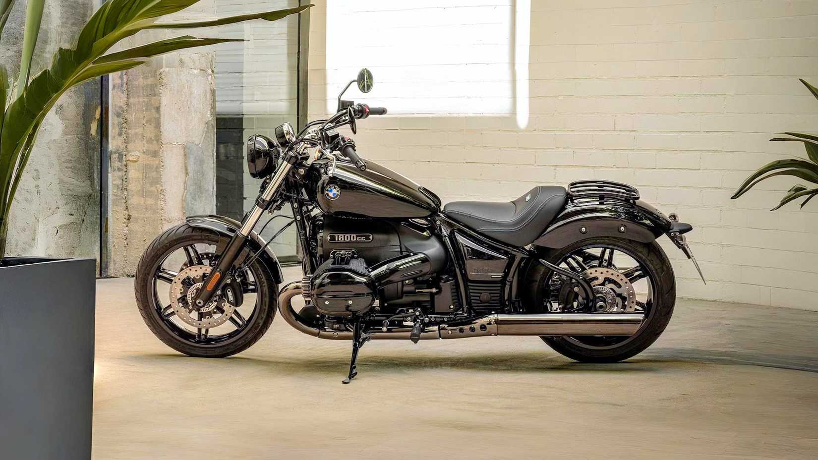 2025 BMW R 18 estacionada em uma galeria, foto de perfil estático
