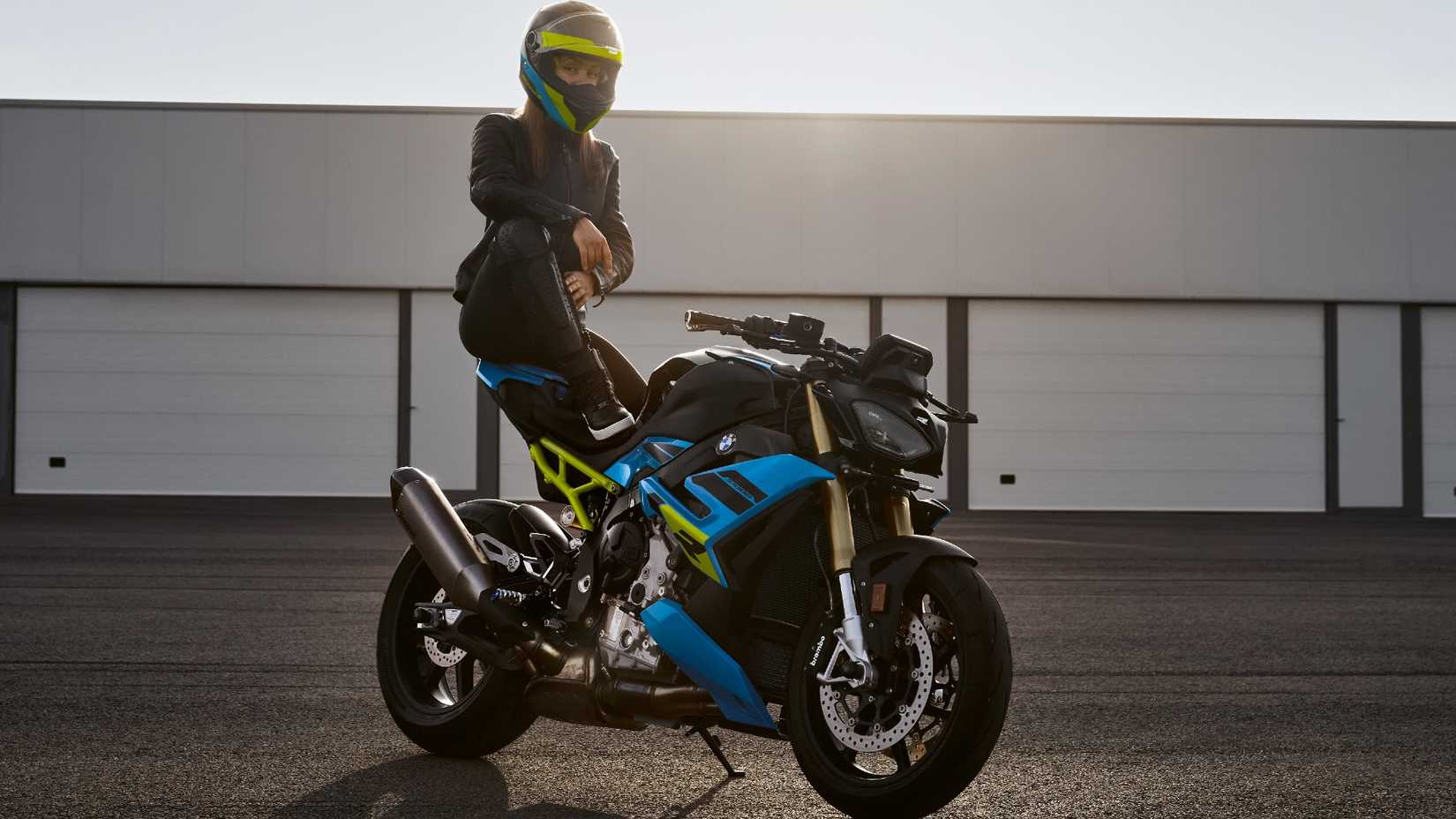 2025 BMW S 1000 R com piloto sentado