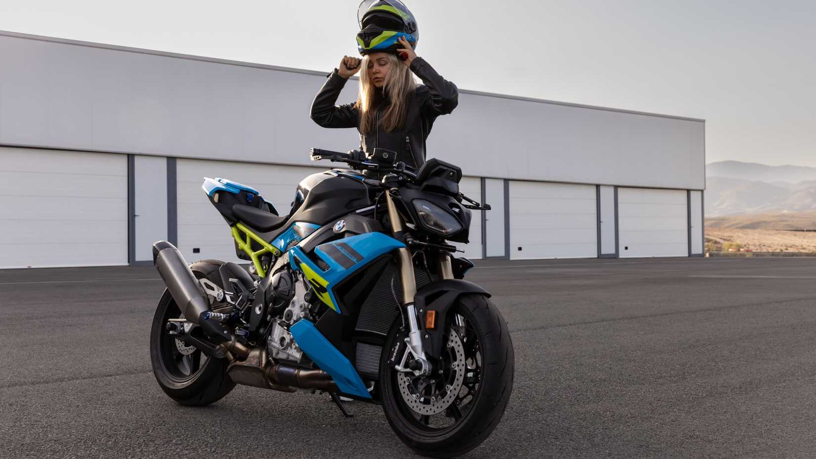 2025 BMW S 1000 R With Rider
