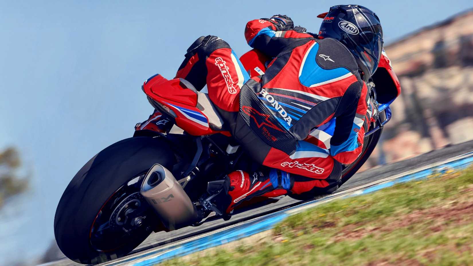 Vista traseira em curva da Honda CBR1000RR-R Fireblade SP 2025