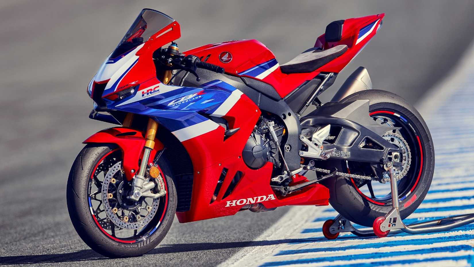 2025 Honda CBR1000RR-R SP estacionada no paddock na pista