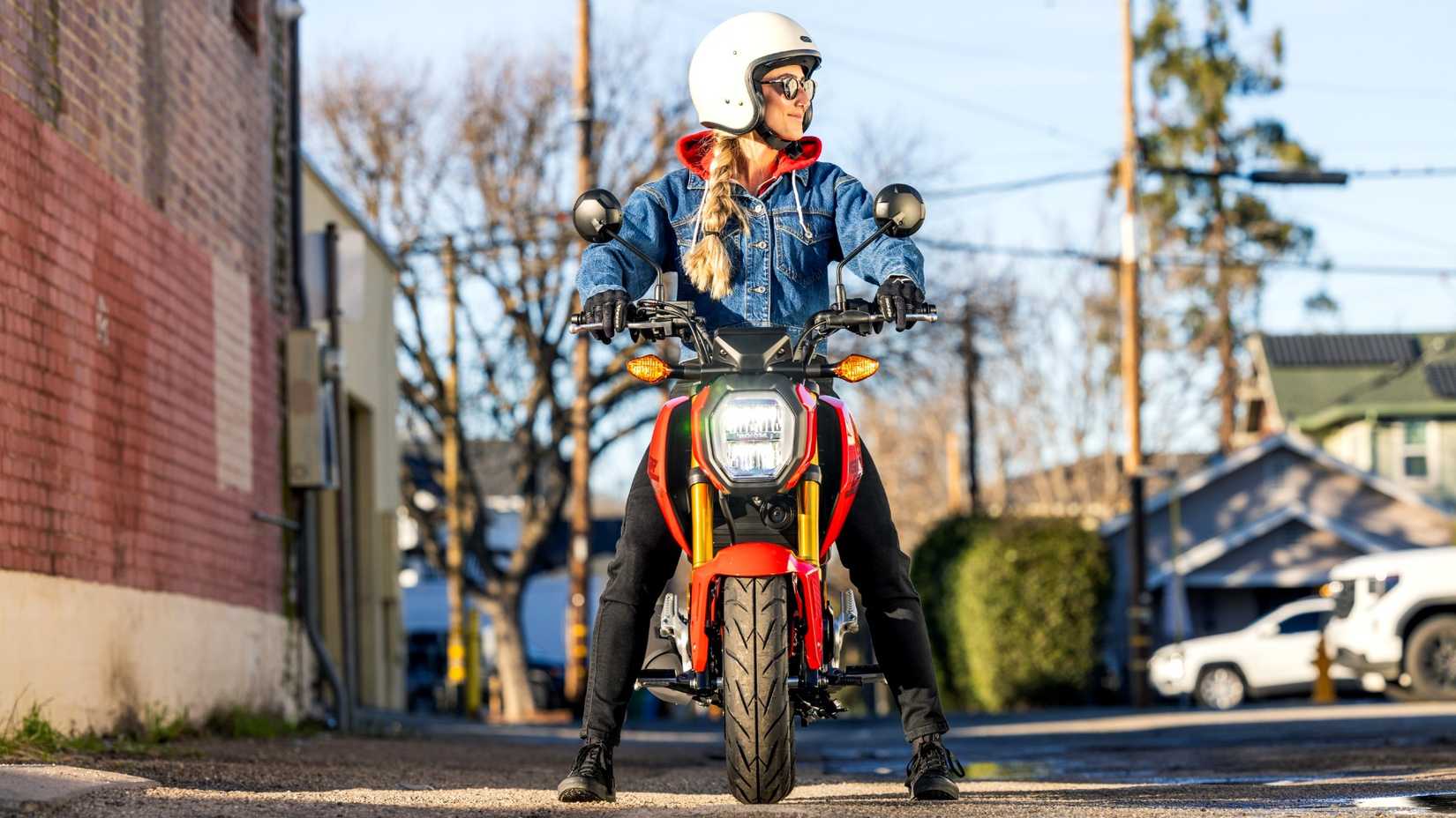 Uma pessoa na Honda Grom 2025 olhando para o lado