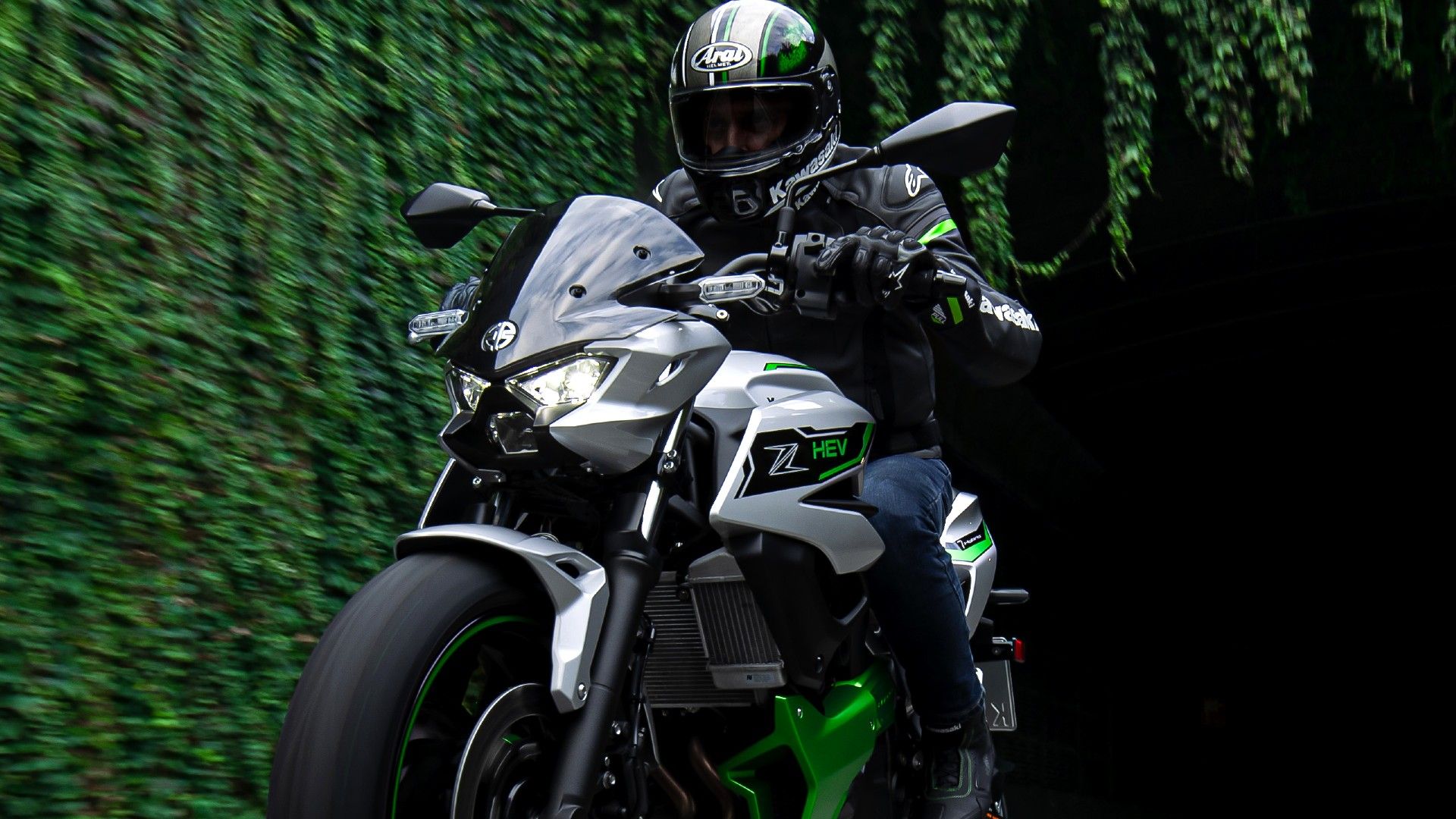 Ação dianteira híbrida Kawasaki Z7 2025