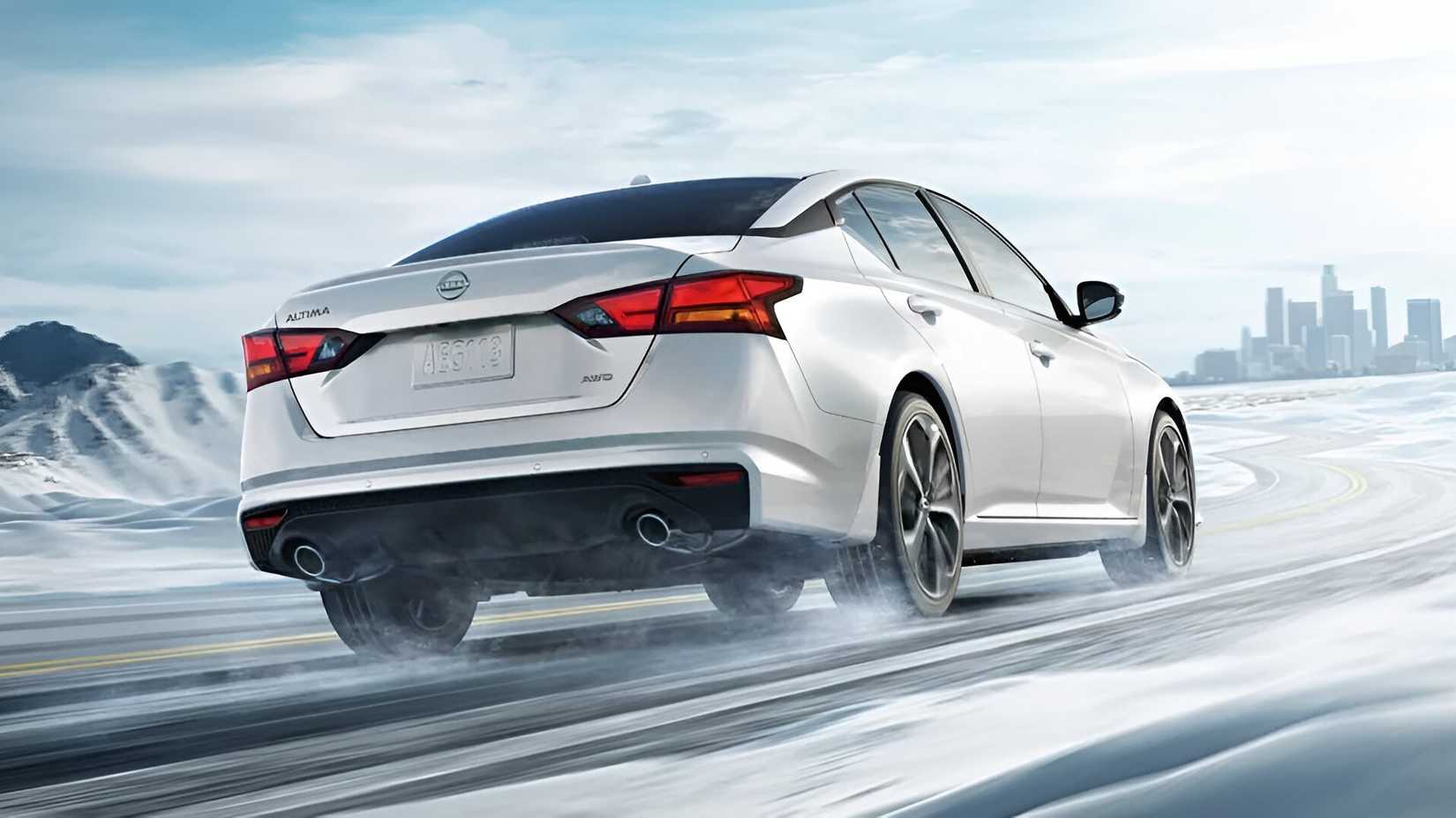 Nissan Altima AWD na estrada com neve traseira acelerando a visão do terceiro trimestre