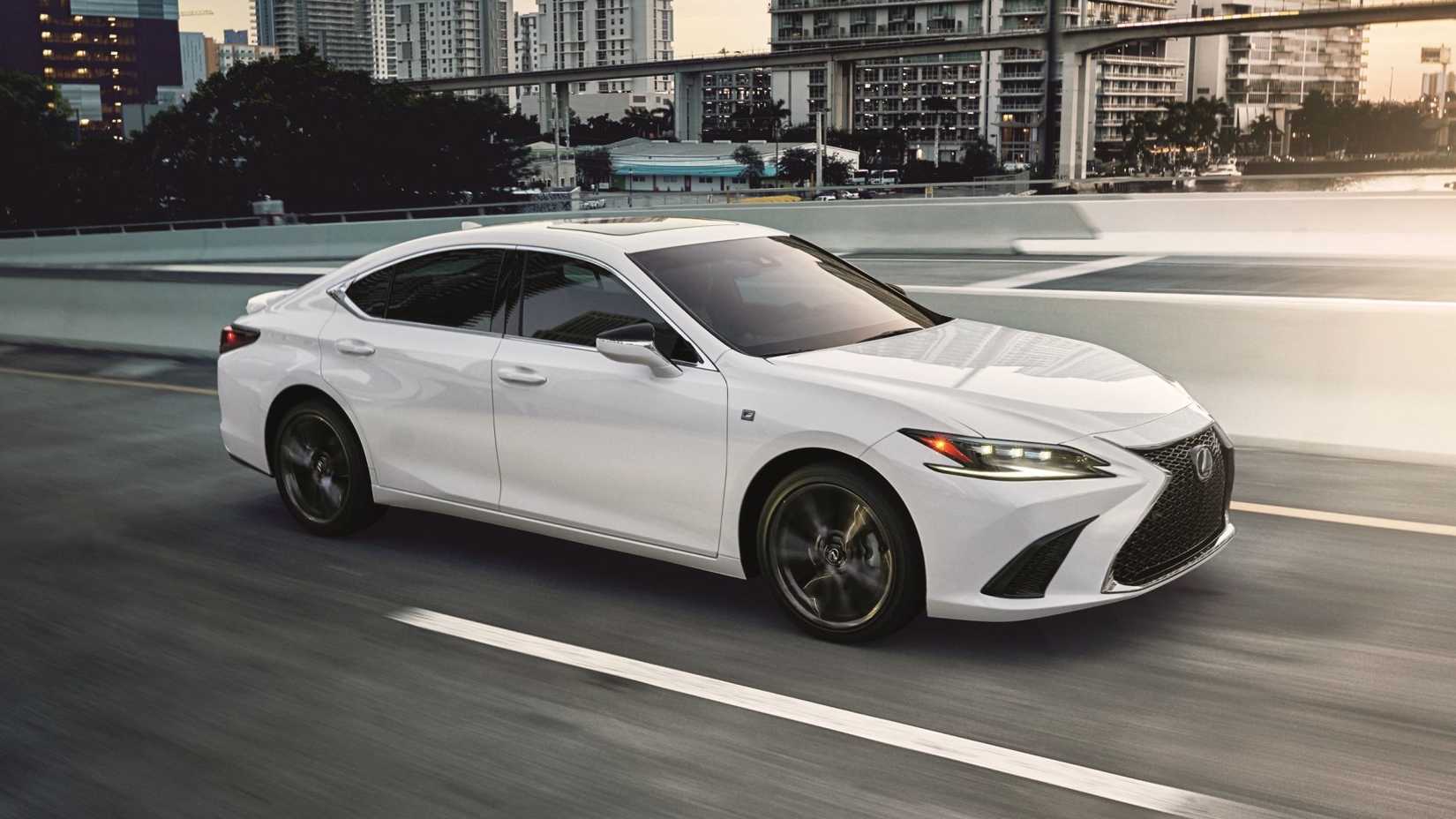 2025 Lexus ES 350 V6 acelerando