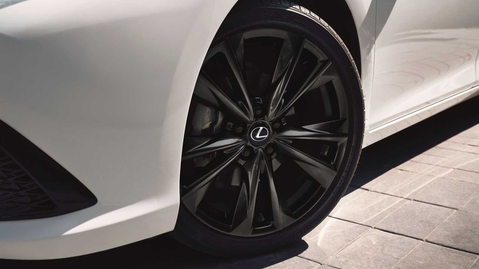2025 Lexus ES 350 alloy wheel close-up shot