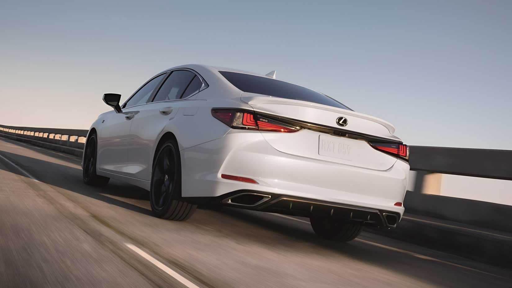 2025 Lexus ES 350 acelerando a visão traseira do terceiro trimestre