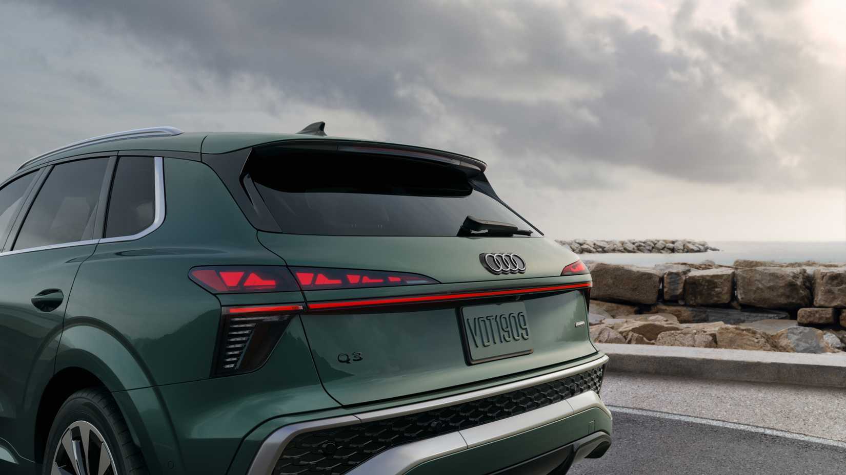Grande plano traseiro do Audi Q3 2026 estacionado na estrada