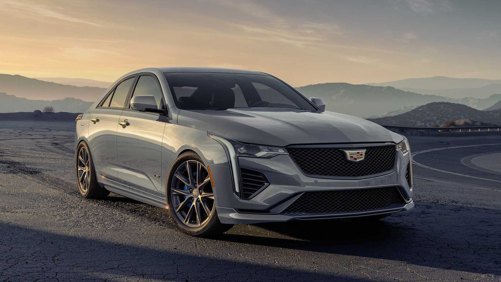 Vista frontal do terceiro quarto do Cadillac CT4-V 2026